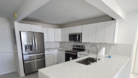 7125 Bay Dr