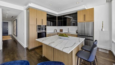 2408 Victory Park Ln