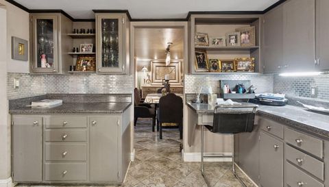 3076 Lexington Avenue N