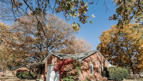 913 E Chain Of Rocks Road