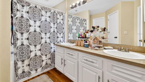 8517 ISLAND BREEZE LANE