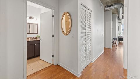 700 N LARRABEE Street