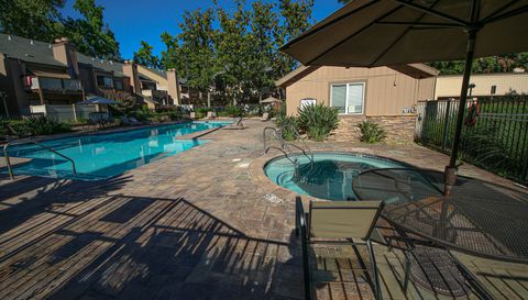546 Woodside Oaks