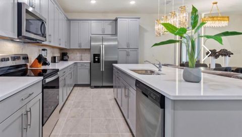 1692 TROPICAL PALMS CIRCLE