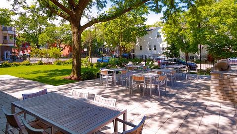 1800 W ROSCOE Street