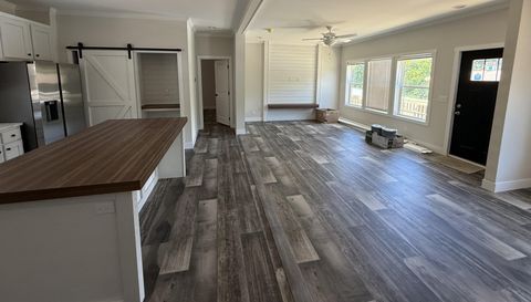 705 Robin Dr