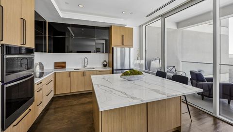 2408 Victory Park Ln