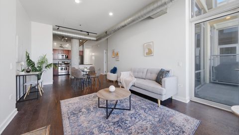 720 N LARRABEE Street