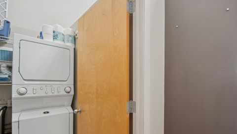 1800 W ROSCOE Street