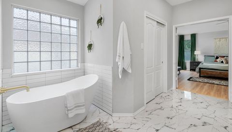 807 Clarence Bohls LN