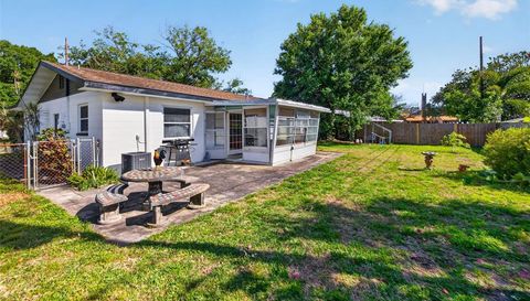 233 NW MADISON CIRCLE N