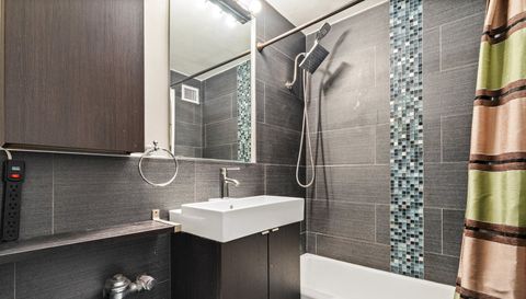 6118 N Sheridan Road