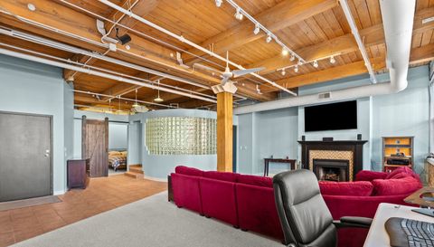 913 W Van Buren Street