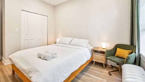 4320 N Clarendon Ave