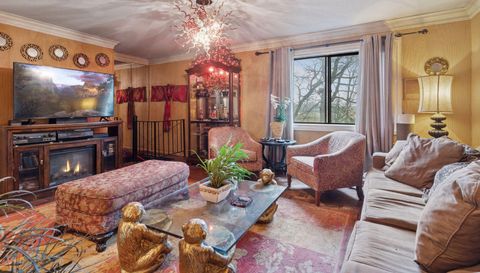 3076 Lexington Avenue N