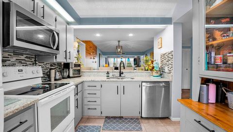6049 Balboa Cir