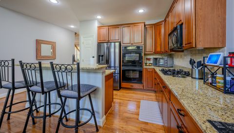 44896 Broadmoor Cir S