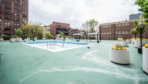 525 W Hawthorne Place