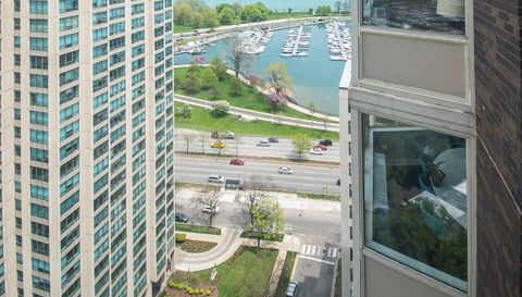 525 W Hawthorne Place