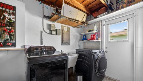233 NW MADISON CIRCLE N
