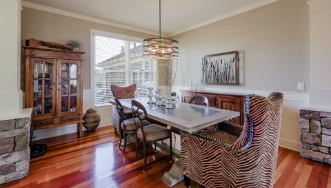 4209 N Oak Pointe Ct NE