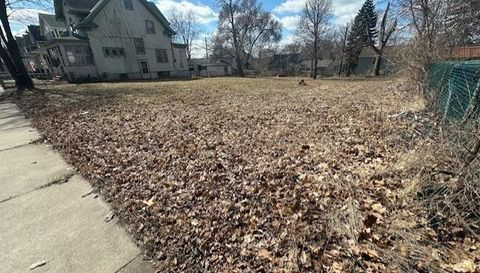 719 Russell Avenue N