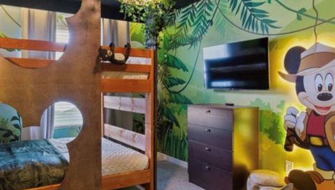 1692 TROPICAL PALMS CIRCLE