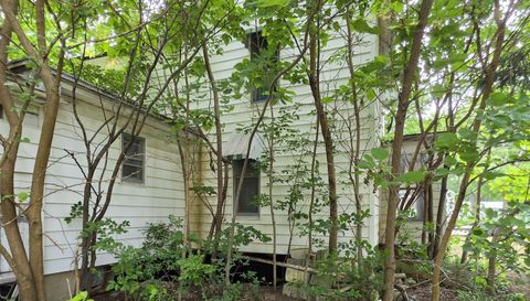 202 S 1st St