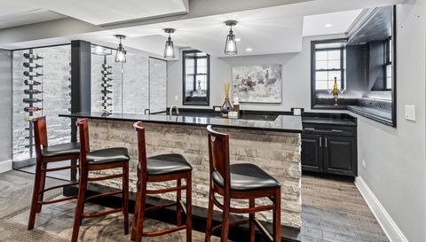 2712 W Sunnyside Avenue