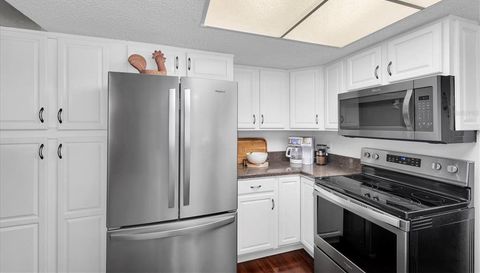 25 HARBOR WOODS CIRCLE