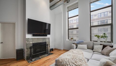 758 N Larrabee Street