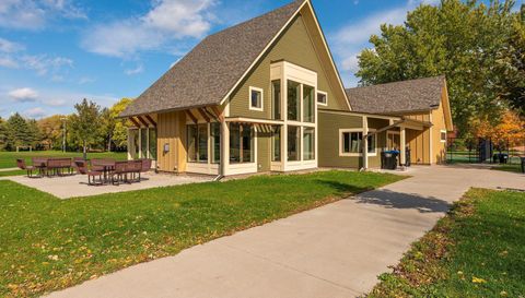 3076 Lexington Avenue N