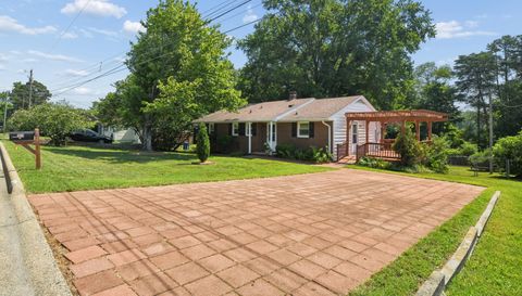1011 Duggins St