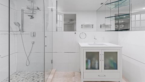 6124 Paradise Point Dr