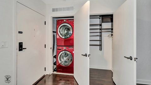 845 N KINGSBURY Street