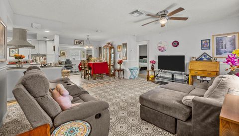 949 SE Breakwater Ave