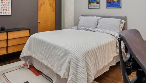 1800 W ROSCOE Street