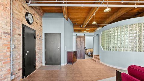 913 W Van Buren Street