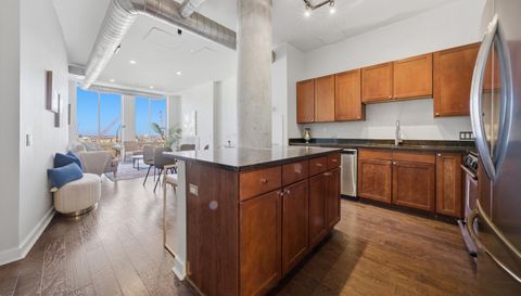 720 N LARRABEE Street