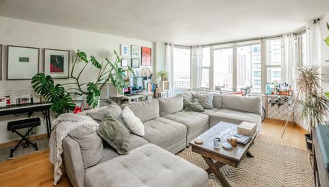 525 W Hawthorne Place