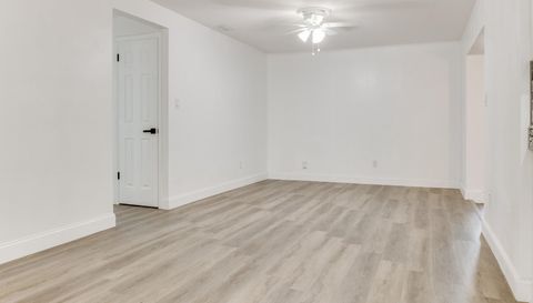 1300 La Mesa Ct