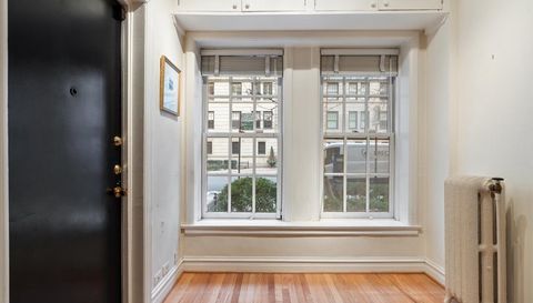 230 E Delaware Place