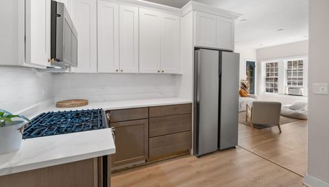 4320 N Clarendon Ave