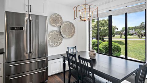 89 Country Club Dr W