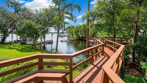 996 NW SCENIC LAKE DRIVE