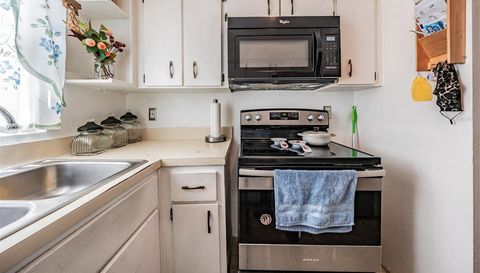 7210 N MANHATTAN AVENUE