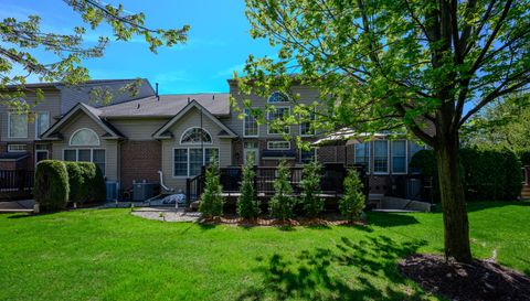44896 Broadmoor Cir S