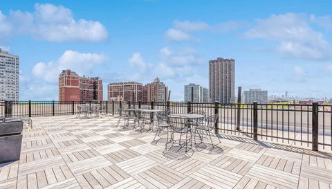 3900 N Pine Grove Ave