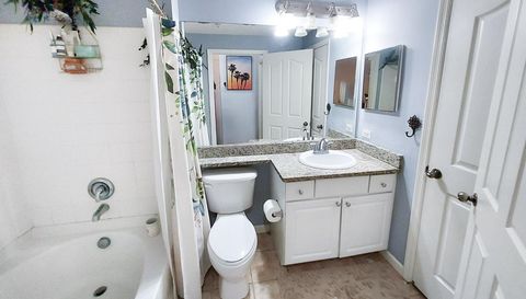 2204 Myrtlewood Cir E