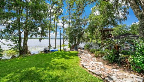 996 NW SCENIC LAKE DRIVE